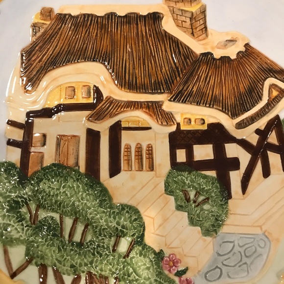 HAND PAINTED THATCHED ROOF PLATE. - Picture 2 of 5